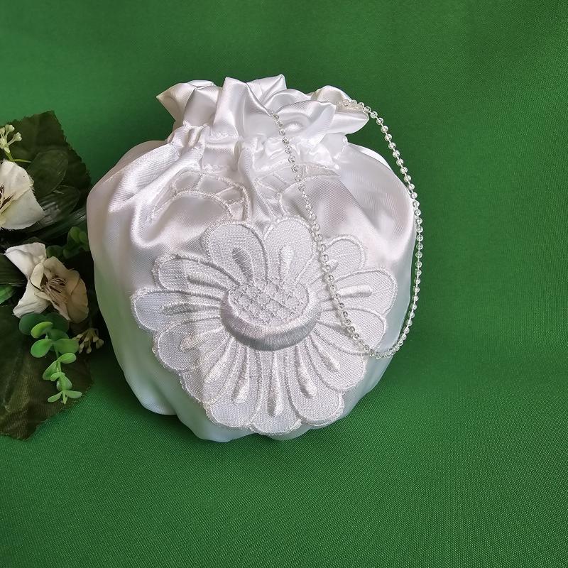 Hófehér színű, hímzett virág díszes szatén menyasszonyi szütyő, kistáska