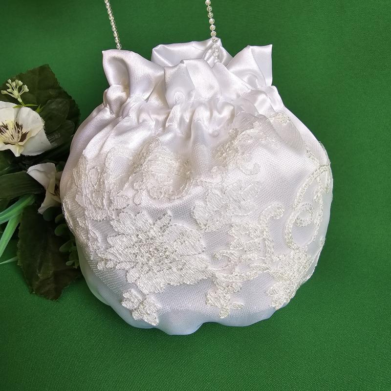 Hófehér színű, hímzett virág mintás szatén menyasszonyi szütyő, kistáska