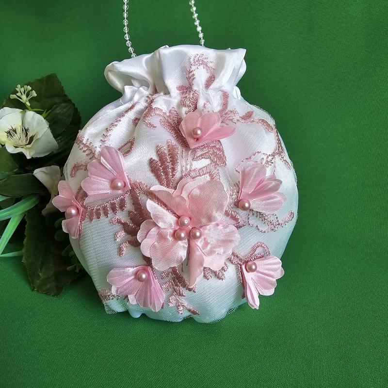 Hófehér színű, rózsaszín 3D virágos, gyöngyös, szatén menyasszonyi szütyő, kistáska
