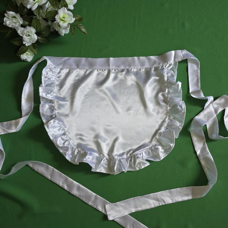 Hófehér színű szatén, fodros menyasszonyi kötény