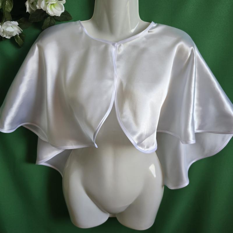 Hófehér színű, szatén szegélyes szatén pelerin, válltakaró