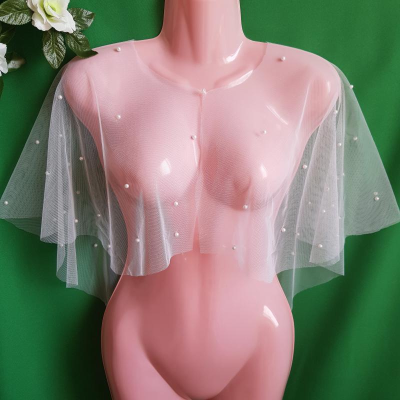 Hófehér színű, szegetlen szélű, gyöngyös menyasszonyi pelerin, tüll pelerin, válltakaró