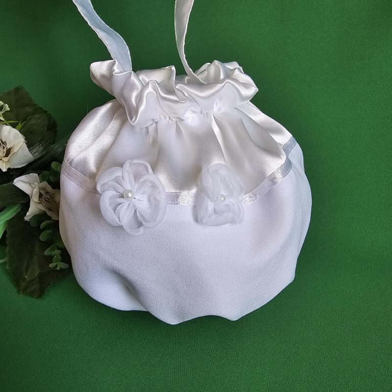 Hófehér színű, virág díszes, aszimmetrikus menyasszonyi szütyő, kistáska