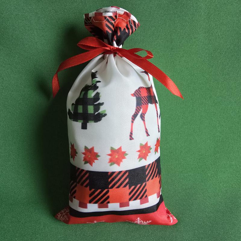 Karácsonyi fenyőfa, rénszarvas, mikulásvirág mintás mikulás zsák, textil ajándéktasak