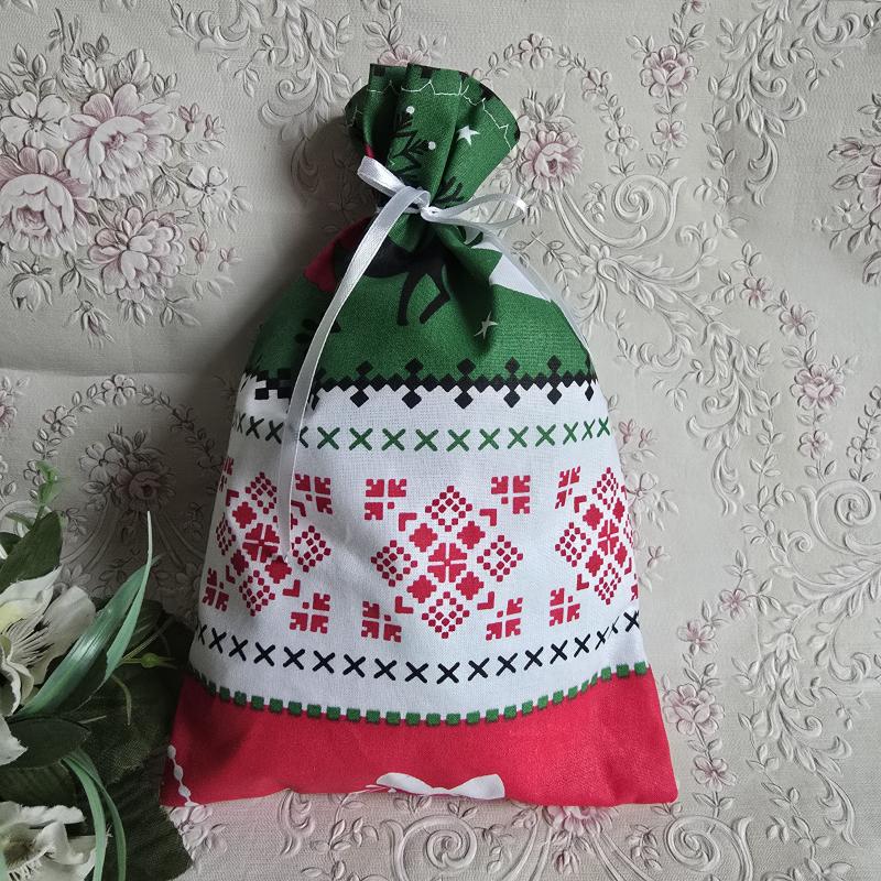 Karácsonyi fenyőfa, rénszarvas mintás mikulás zsák, textil ajándéktasak