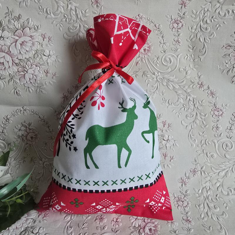 Karácsonyi fenyőfa, rénszarvas mintás mikulás zsák, textil ajándéktasak