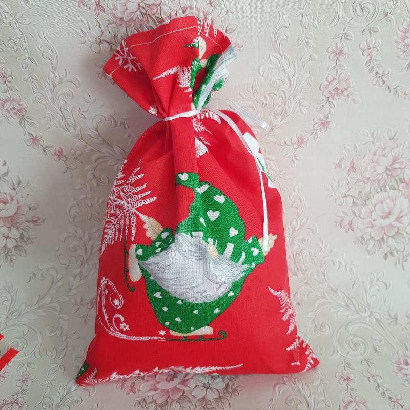 Karácsonyi, manó mintás piros mikulás zsák, textil ajándéktasak