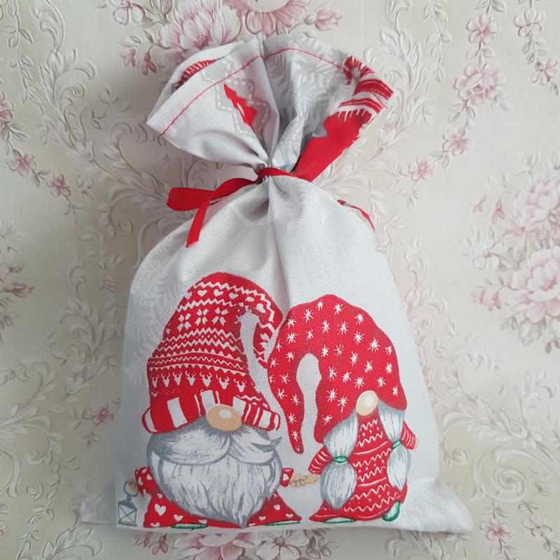Karácsonyi, manó mintás szürke-színes mikulás zsák, textil ajándéktasak ...
