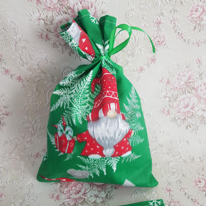 Karácsonyi manó mintás zöld mikulás zsák, textil ajándéktasak