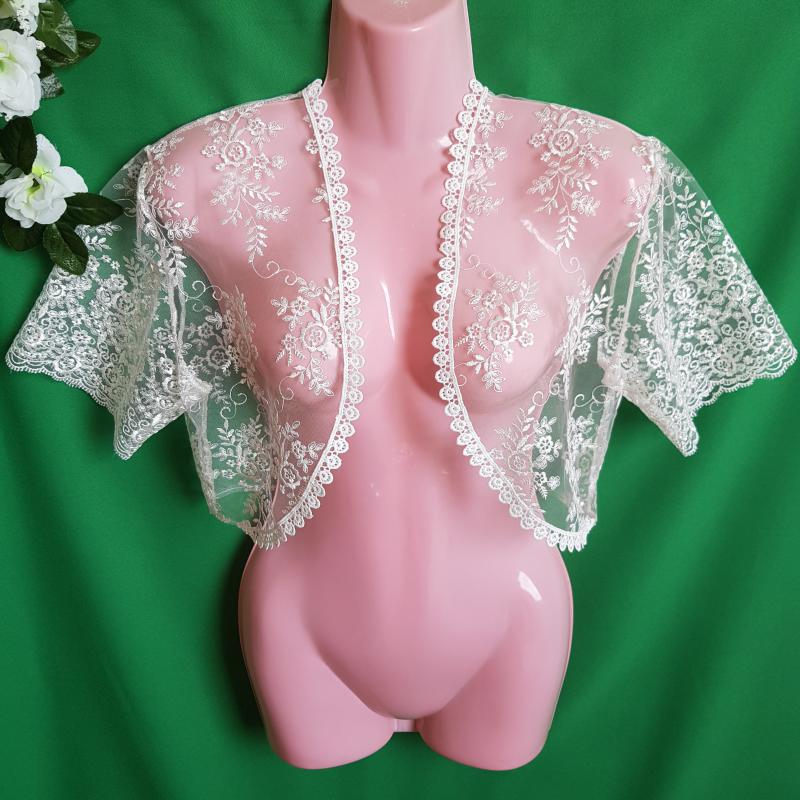 Kb. L-es ekrü színű, rövid ujjú, hímzett csipke boleró