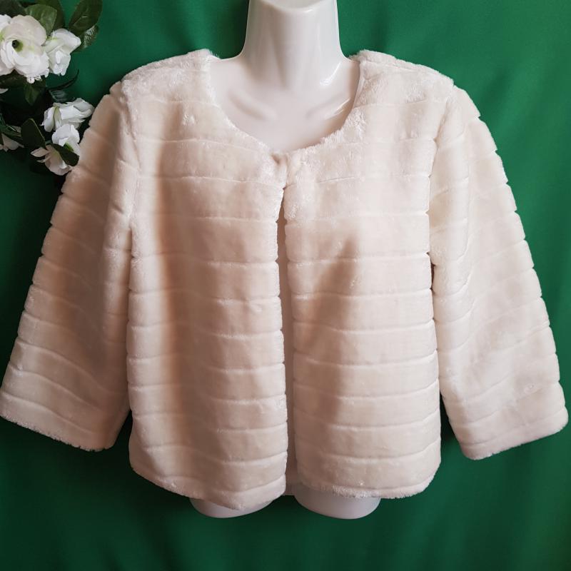 Kb. S/M-es Ekrü színű menyasszonyi szőrme boleró, alkalmi kiskabát, blézer