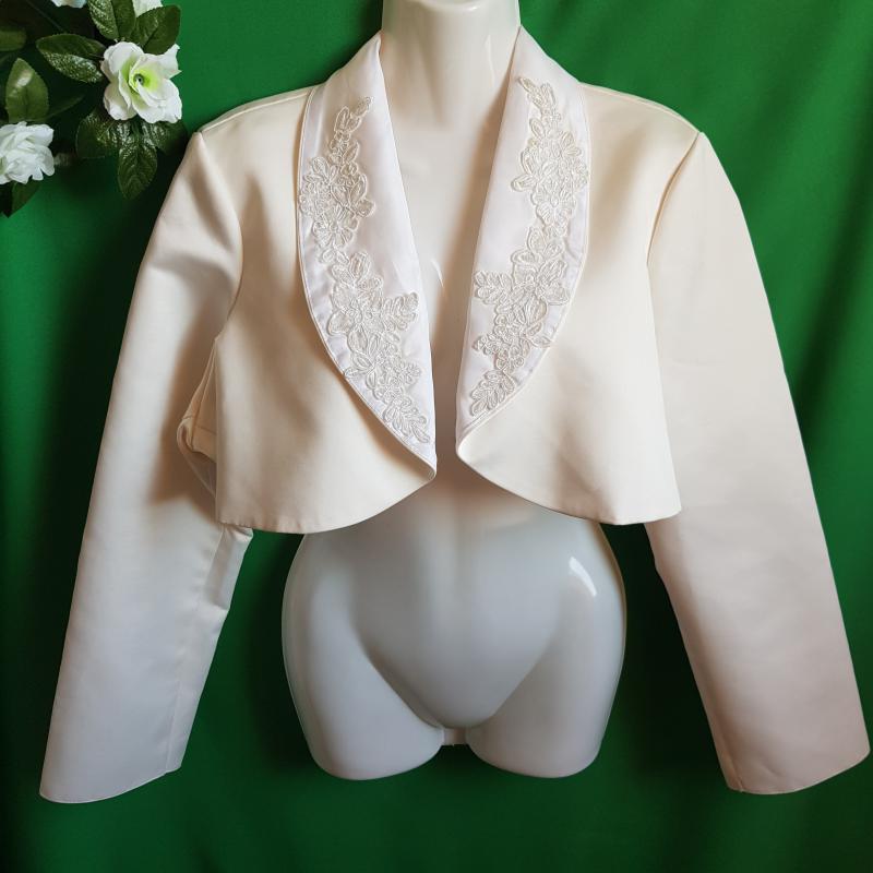 Kb. XL-es gyöngyözött csipkés, ekrü-fehér színű, menyasszonyi selyem boleró