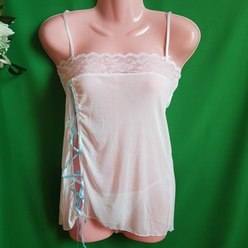 Kék szalagos, csipkés, fehér áttetsző szexi fehérnemű szett: babydoll + tanga bugyi