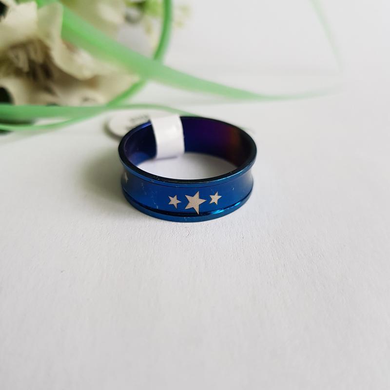 Kék színű, csillag mintás, homorított gyűrű