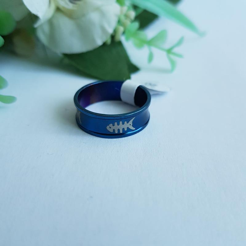 Kék színű, hal mintás, homorított gyűrű
