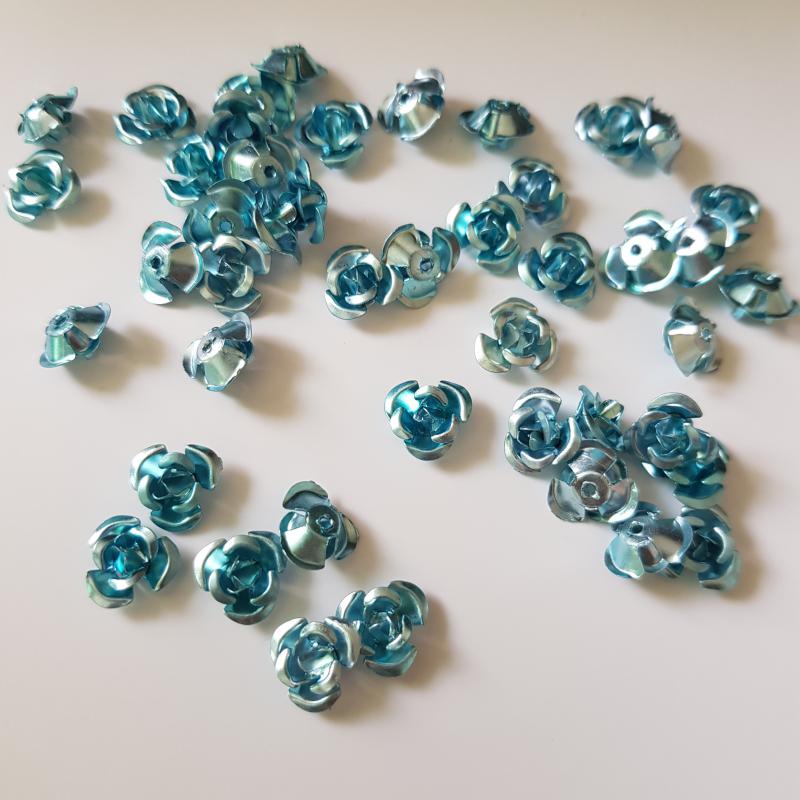 Kék színű miniatűr fém rózsa dísz, díszítő elem
