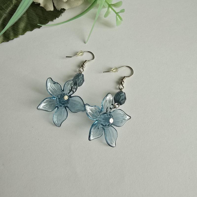 Kék színű virágos, gyöngyös fülbevaló