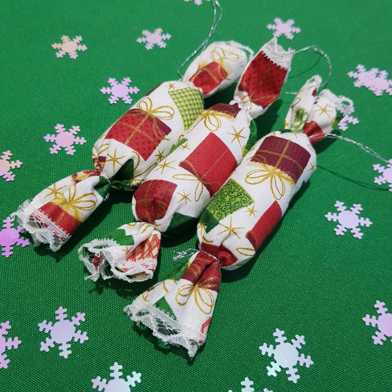 Kézzel készített textil szaloncukor, ajándékdoboz mintás karácsonyfadísz