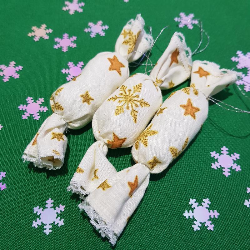 Kézzel készített textil szaloncukor, csillag mintás karácsonyfadísz
