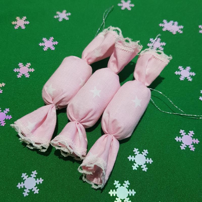 Kézzel készített textil szaloncukor, csillag mintás rózsaszín karácsonyfadísz