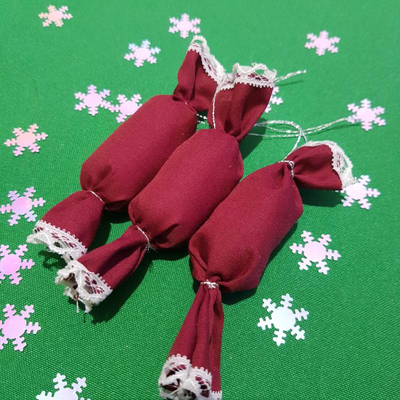 Kézzel készített textil szaloncukor, egyszínű bordó karácsonyfadísz