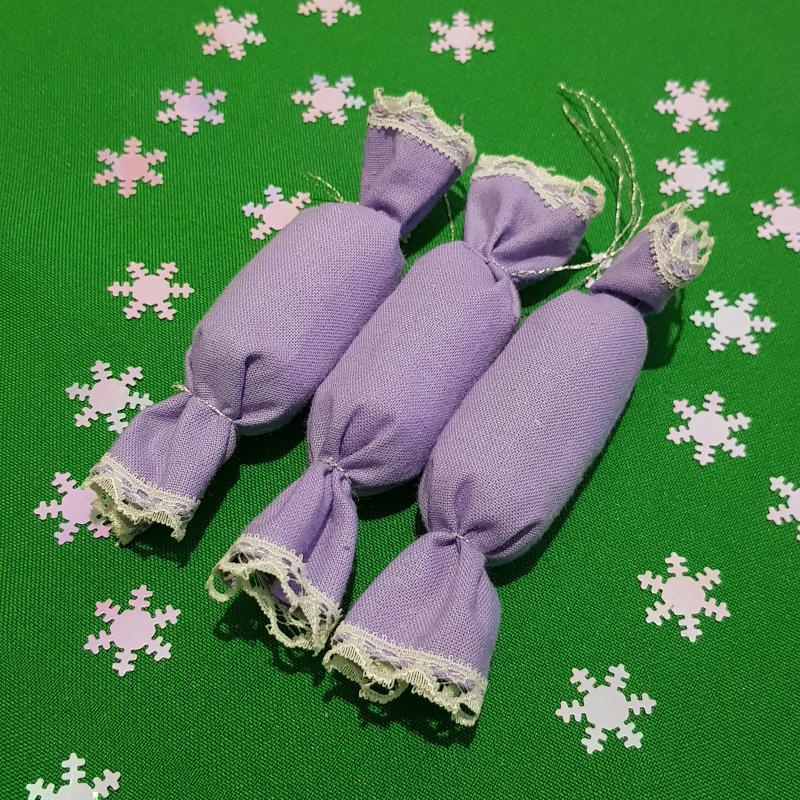 Kézzel készített textil szaloncukor, egyszínű lila karácsonyfadísz