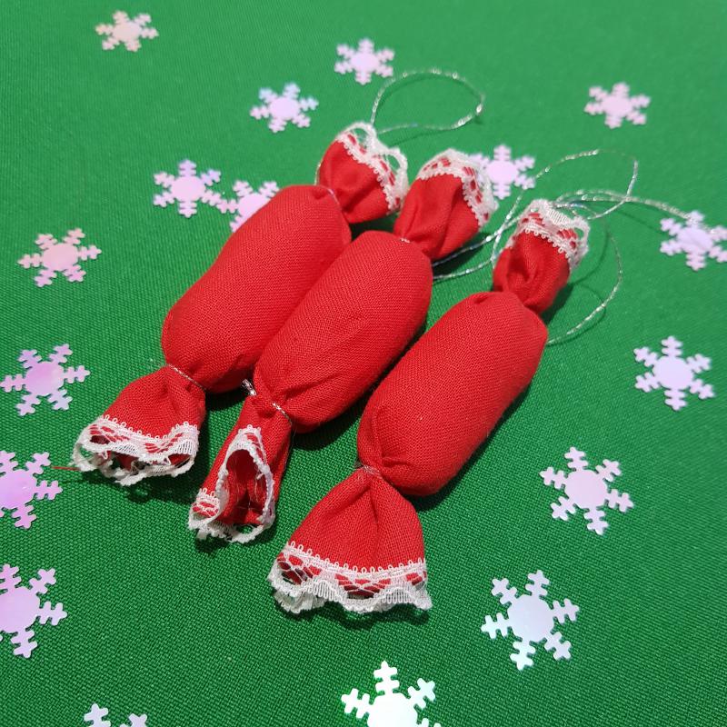 Kézzel készített textil szaloncukor, egyszínű piros karácsonyfadísz