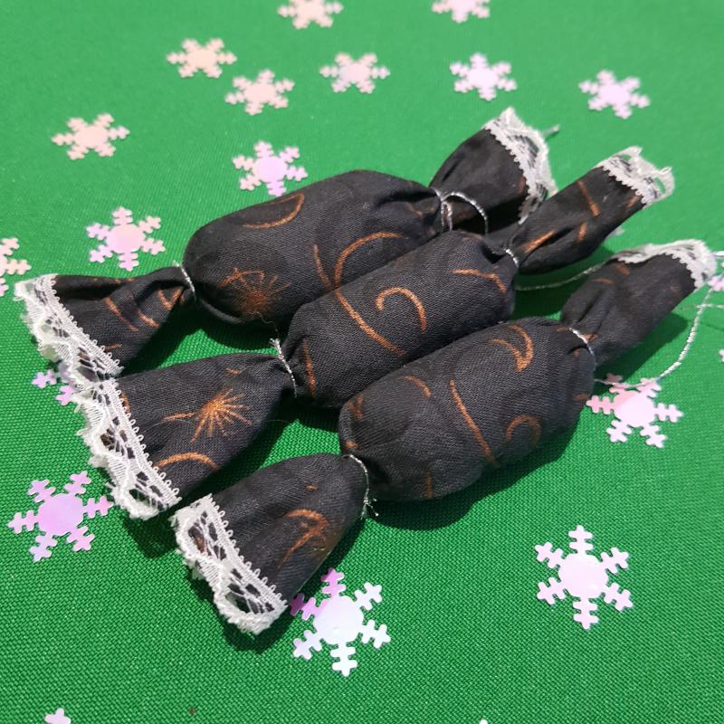 Kézzel készített textil szaloncukor, fekete karácsonyfadísz