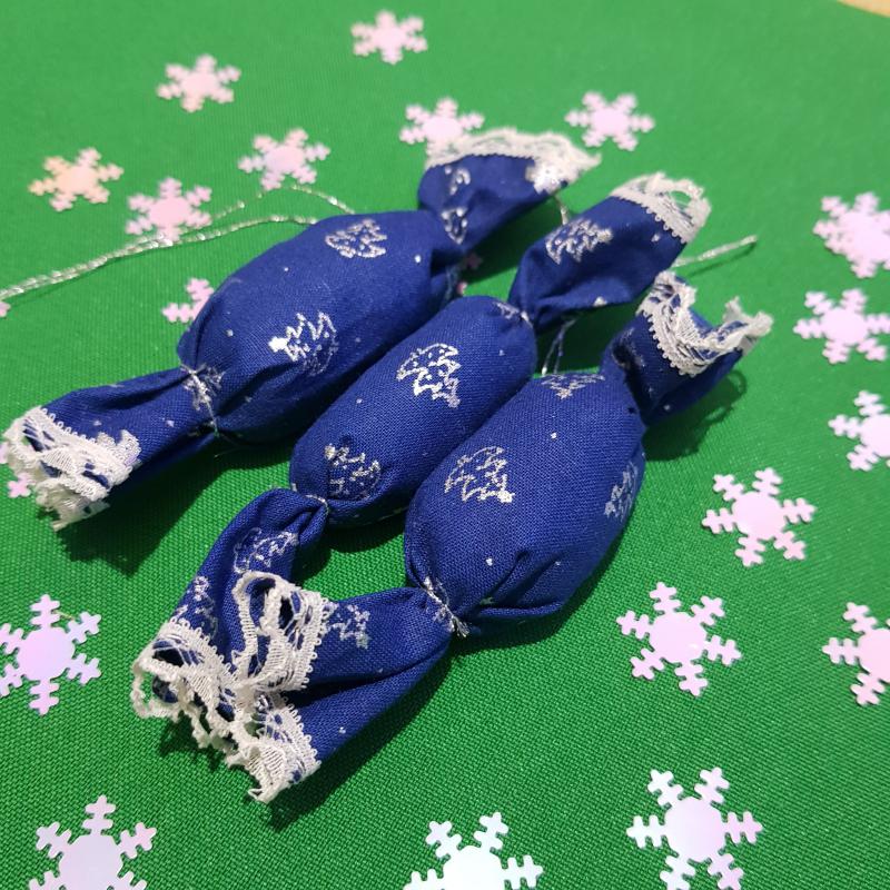 Kézzel készített textil szaloncukor, karácsonyfa mintás karácsonyfadísz