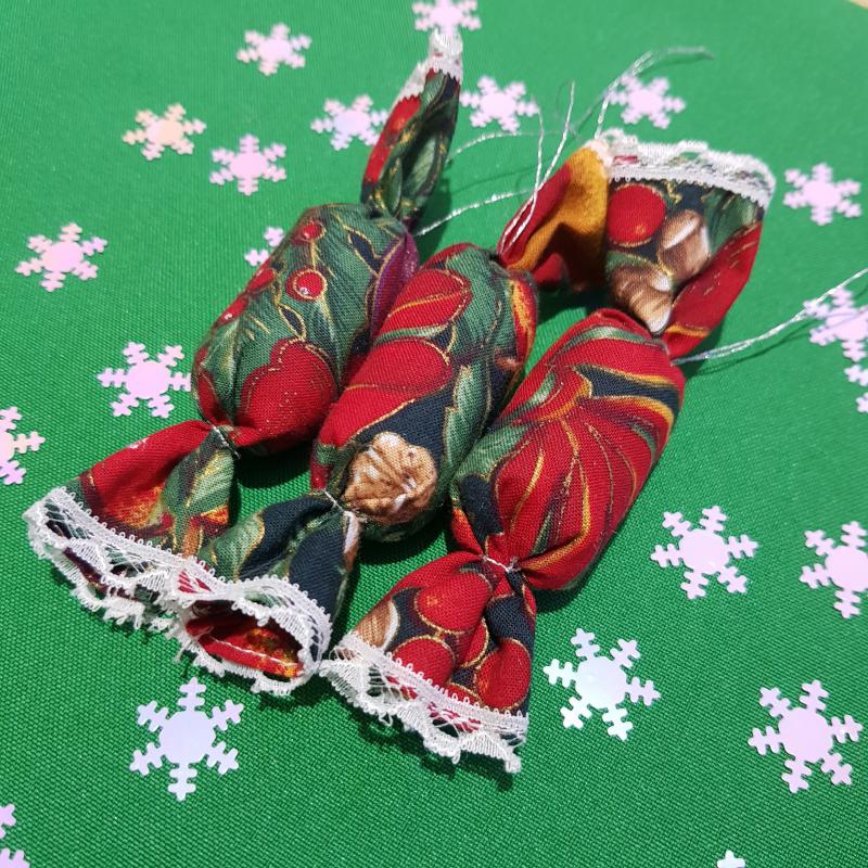 Kézzel készített textil szaloncukor, karácsonyi mintás karácsonyfadísz