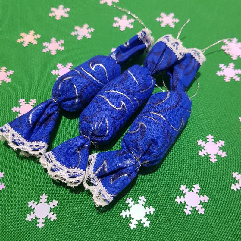 Kézzel készített textil szaloncukor, kék karácsonyfadísz