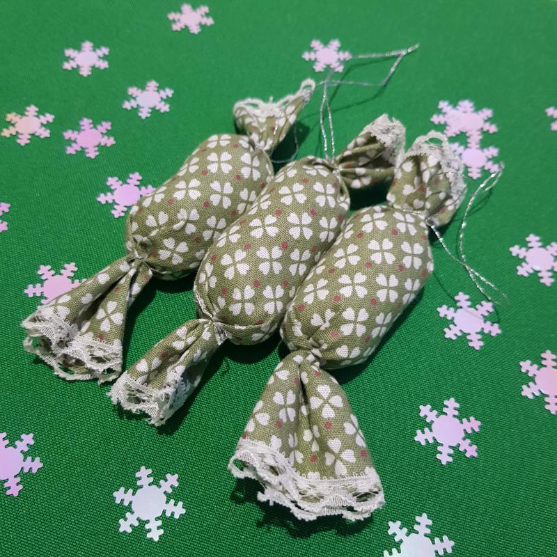 Kézzel készített textil szaloncukor, lóhere mintás karácsonyfadísz