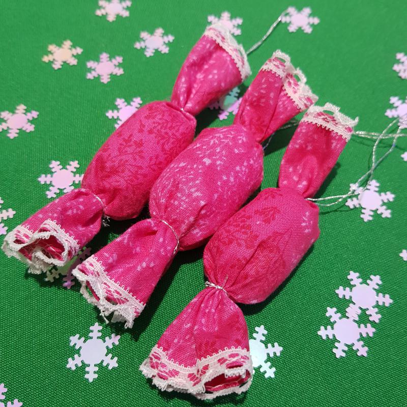Kézzel készített textil szaloncukor, pink karácsonyfadísz