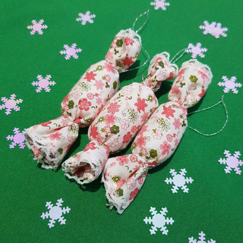Kézzel készített textil szaloncukor, rózsaszín virág mintás karácsonyfadísz