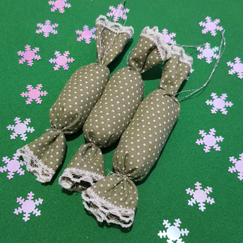 Kézzel készített textil szaloncukor, zöld alapon pöttyös karácsonyfadísz