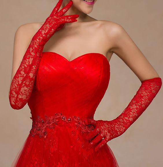 Könyékig érő piros színű menyecske csipke kesztyű