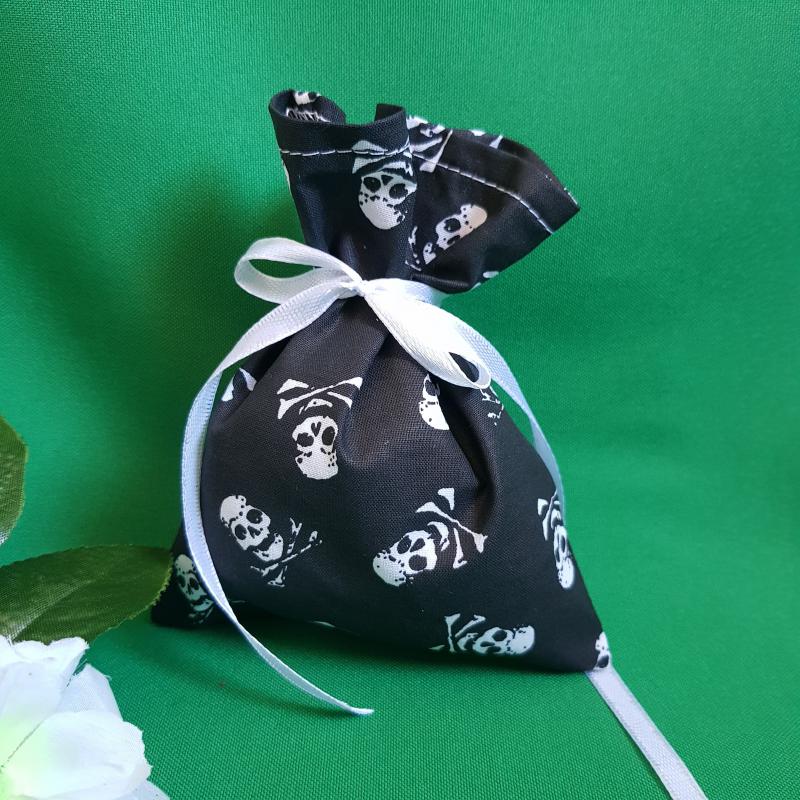 Koponya mintás kisméretű zsák, textil ajándéktasak