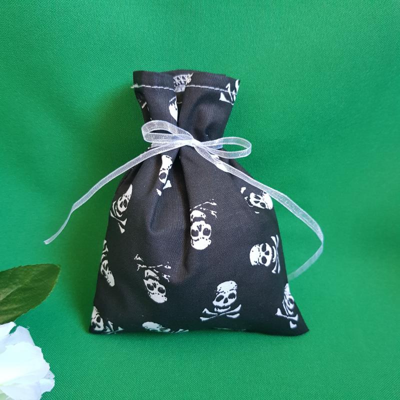 Koponya mintás kisméretű zsák, textil ajándéktasak