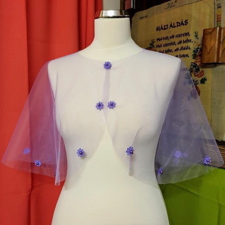 Lila színű, gyöngyös, csipke díszes tüll pelerin, válltakaró