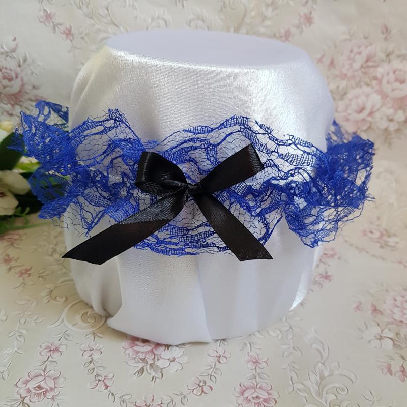 Liláskék csipkés, fekete masnis menyasszonyi harisnyakötő, combcsipke