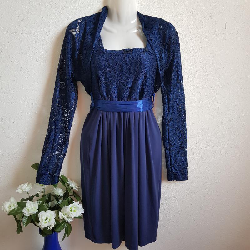 M-es sötétkék csipkés alkalmi ruha boleróval, szatén övvel