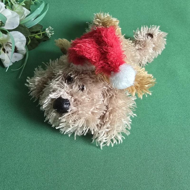 Mikulás sapkás plüss kutya