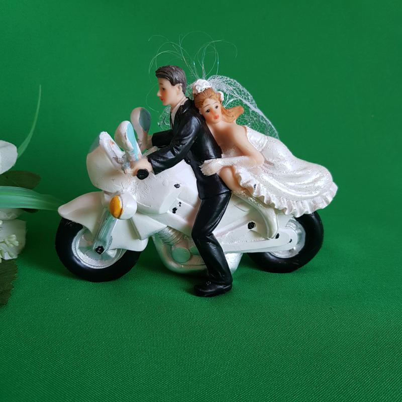 Motorozó nászpár esküvői tortadísz figura