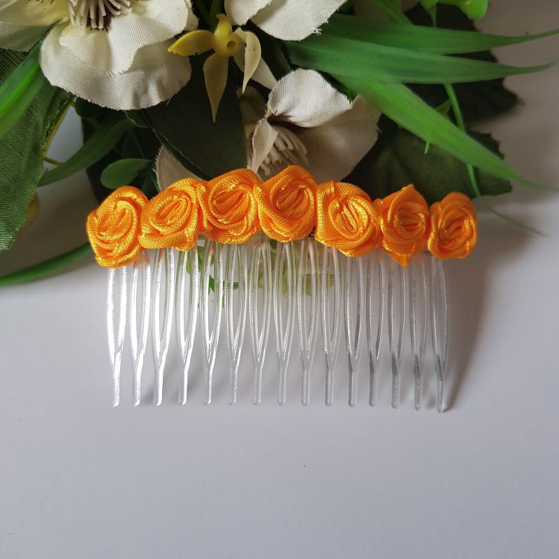 Narancssárga színű szatén rózsás hajfésű, hajdísz
