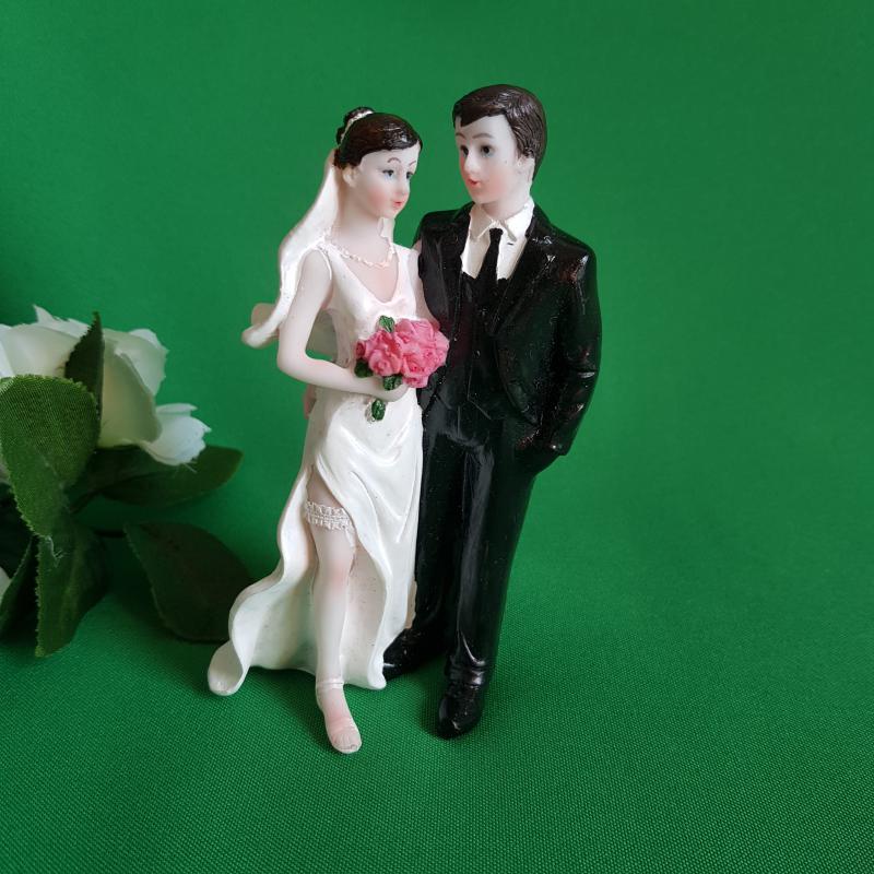 Ölelkező nászpár esküvői tortadísz figura