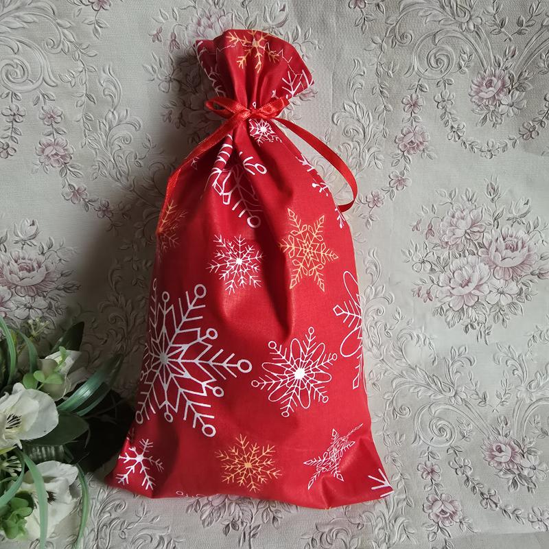 Piros alapon hópehely mintás mikulás zsák, textil ajándéktasak