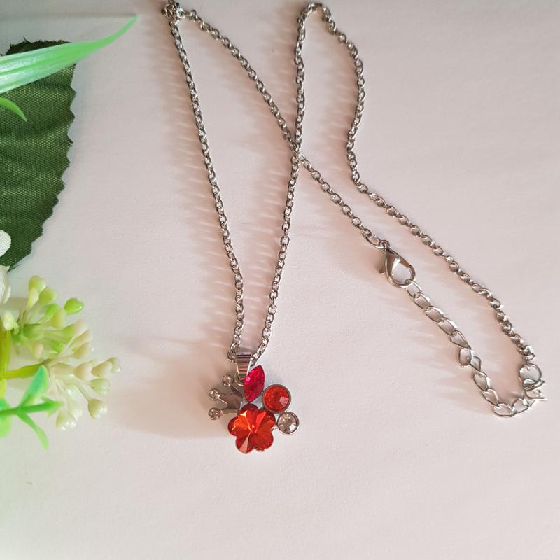 Piros strasszköves virágos, korona medálos nyaklánc