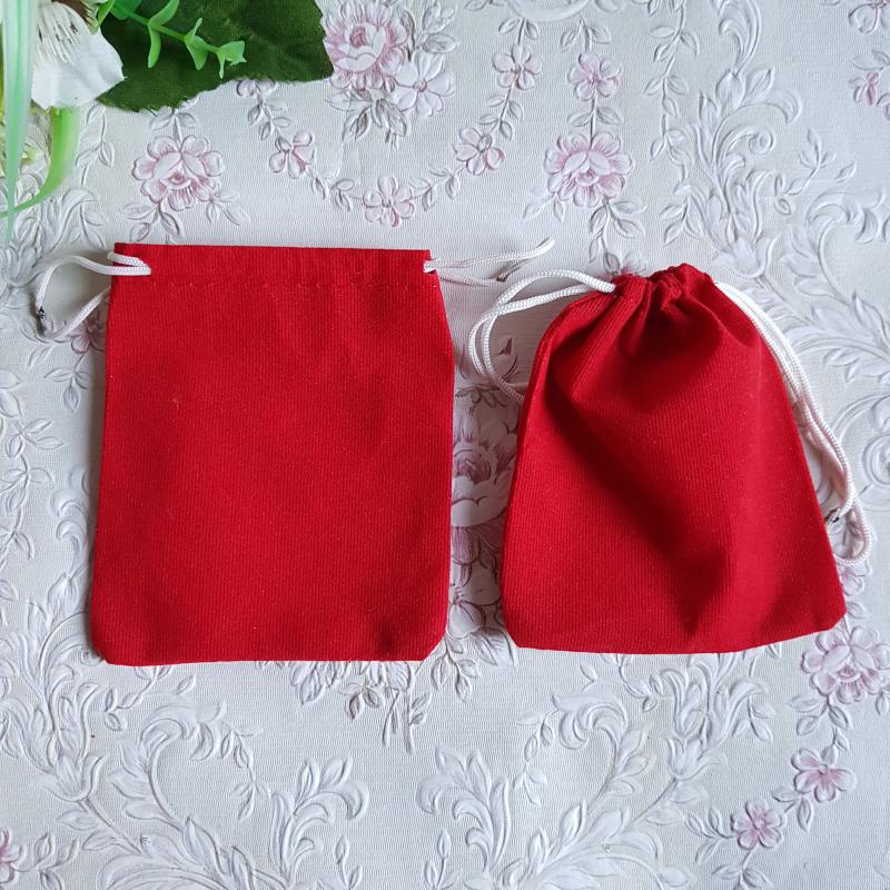 Piros színű bársony dísztasak, ajándék tasak – kb. 10,5x9cm