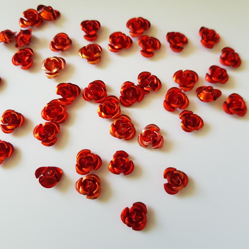 Piros színű miniatűr fém rózsa dísz, díszítő elem
