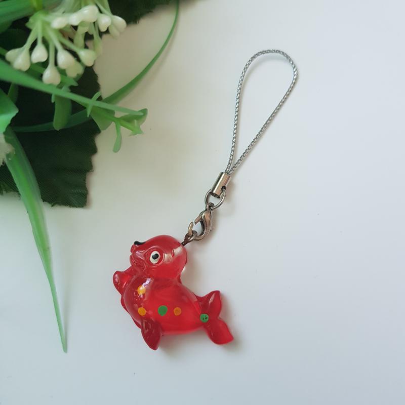 Piros színű, pöttyös, fóka alakú mobildísz, függődísz, táskadísz